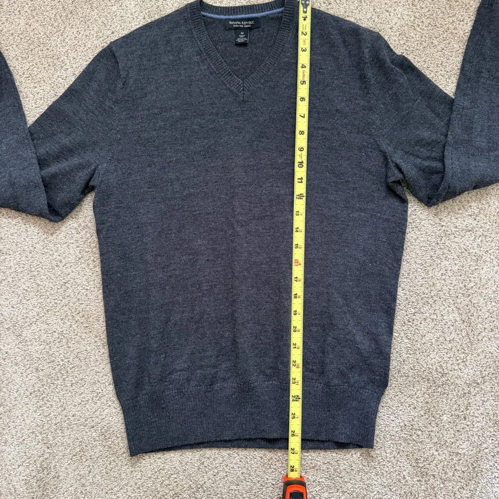Banana Republic Charcoal Gray Merino Wool Men’s V Neck Sweater